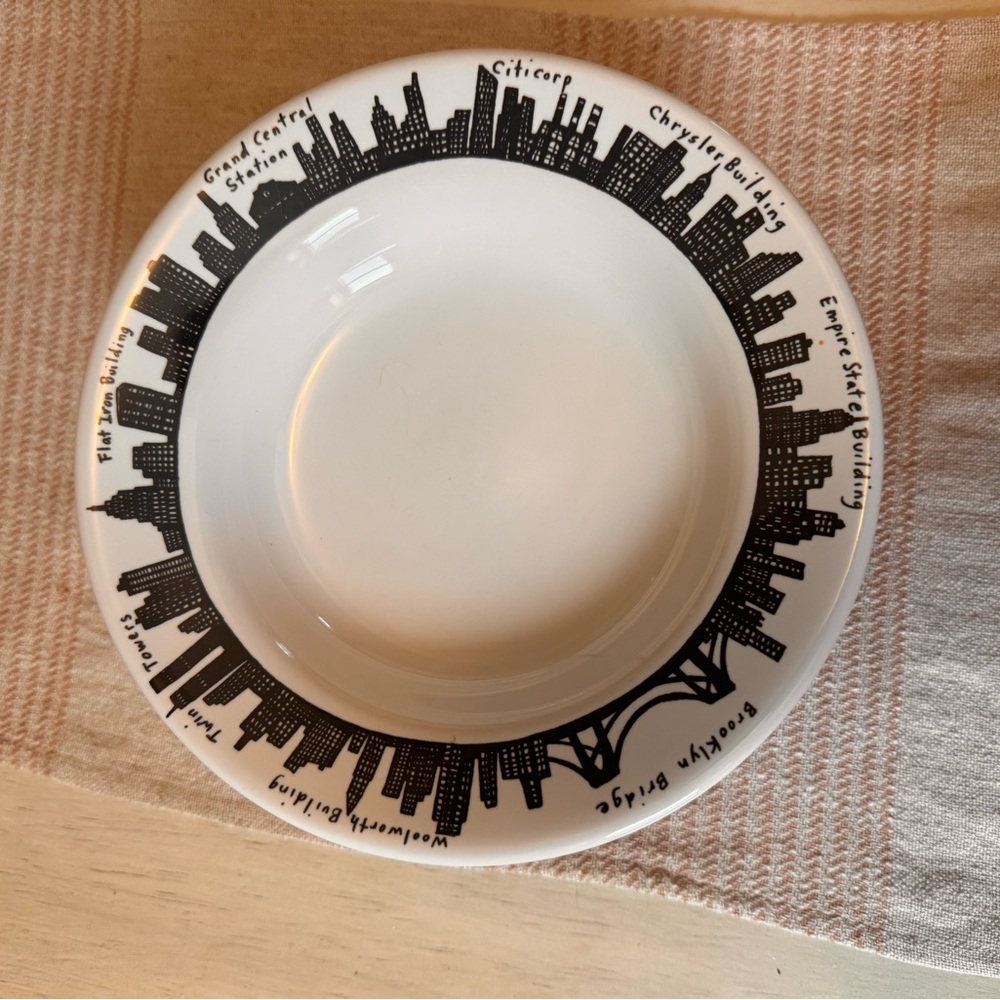 Fishs Eddy New York City 212 Skyline 9”  Pasta Bowls/ Dinner Plates- Set of 6